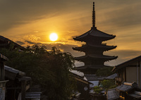 二寧坂から見る法観寺の夕陽
