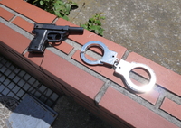 銃と手錠