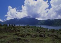 バトゥール湖を見る