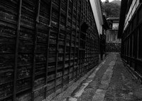 焼板壁のある路地