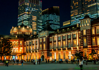 丸の内広場と東京駅舎..