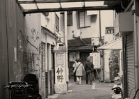 質屋のある路地