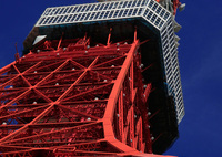 青空を突き刺す