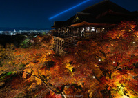 清水寺、秋のライトアップ。