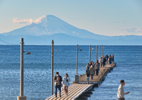 桟橋に集う人々