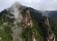 雪彦山の主たる壁面を一望で