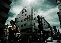 八月の午後、裏通りにて