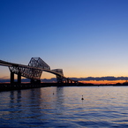 夕暮れに照らされる橋