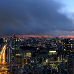 東京タワーの上からの景色と、吹き出る雲