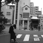 うなだれる少女