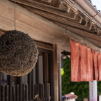 酒屋の軒先に