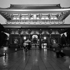 雨の浅草寺
