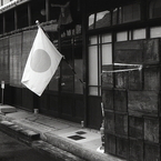 リンゴ箱と日本国旗