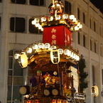 モダンな建物と山車