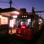 夕暮れ時の三ノ輪橋駅