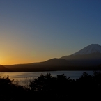 本栖湖畔から