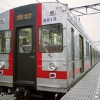 桜木町駅で発車を待つ8000系特急