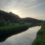 空が映り込む川（6月12日）