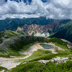 鷲羽岳の山頂から・鷲羽池のカルデラを見下ろす