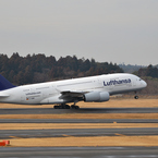 滑走するA-380