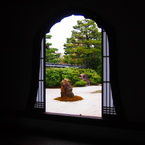 まるで額