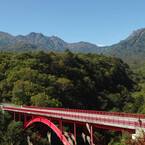 橋と山