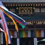 大本堂前の風