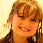 ロシアからの明るい元気な女の子。