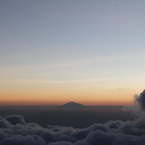 夕日と地平線とメルー山