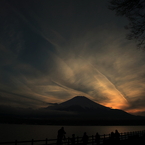 色づく雲と富士山