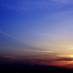 飛行機雲と夕日