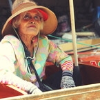 タイ、派手なファッションに身を包むおばあちゃん