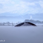 雪に埋もれたハウスと鳥海山