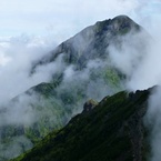 曇に霞む八ヶ岳キレットと阿弥陀岳