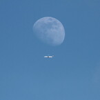 月と飛行機