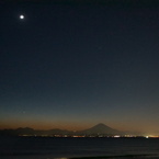 地球照の月と水星と富士山