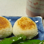 焼きおにぎりとピーマン