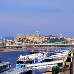 ドナウ河岸に並ぶホテルシップ　Budapest