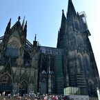ドイツの旅　目の前にドカァ〜ンとそびえるケルン大聖堂