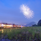 長良川の鵜飼花火（増水の川岸から）