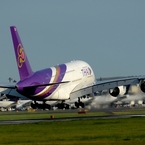 着陸（77）THAI A380-841 [b]