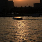 夕暮れの海港