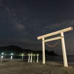 白い鳥居のある海岸