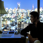 輝く夜景とオッサン（自撮り）