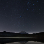 西湖に昇る冬の星座たち