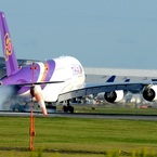 着陸（200）Thai Airbus A380-841 