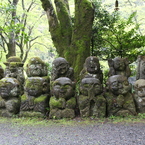 後列右から2番目の人ー！記念撮影中にふざけないでくださいねー！