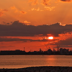 播磨灘の人工島に沈む夕日２