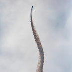 薄曇りな逆光の空へ