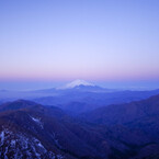 塔ノ岳山頂からの富士山と朝焼け。